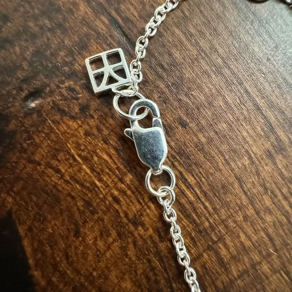 NEW IN BOX Elegant Silver Interlocking Circles Necklace - Picture 9 of 15